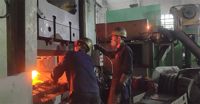 Closing mold equipment