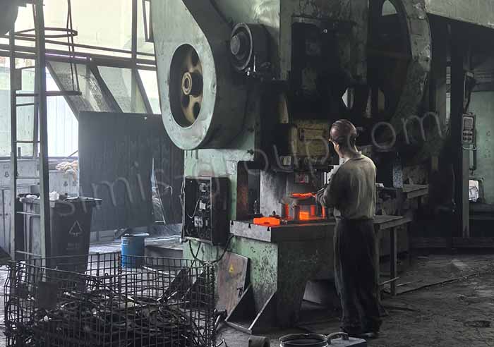Closing mold equipment