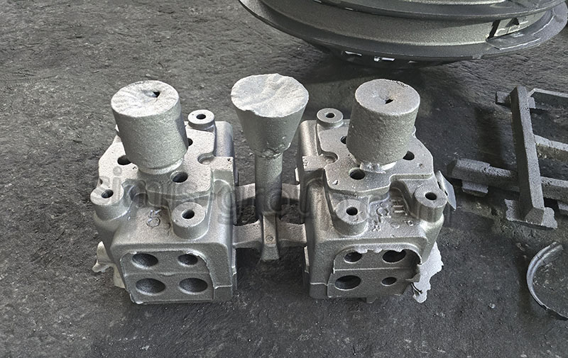 Casting ductile iron manifold blocks